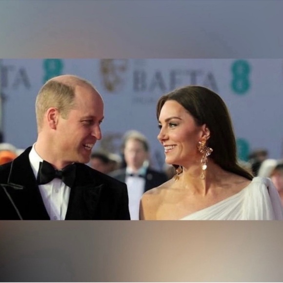 Zara Kate Middleton Gold Floral Earrings - Picture 4 of 8